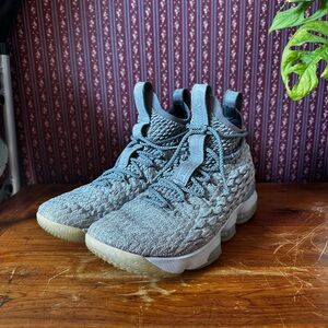 Men’s 9.5 Nike LeBron XV Wolf Grey Metallic Gold Sneakers